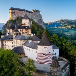 oravsky_hrad Deň 4. - ORAVSKÝ HRAD – MÚZEUM ŠĽACHTICKÝCH KOČIAROV A SANÍ – ARCHEOSKANZEN (STREDOVEKÁ DEDINA SOKOLIAROV)